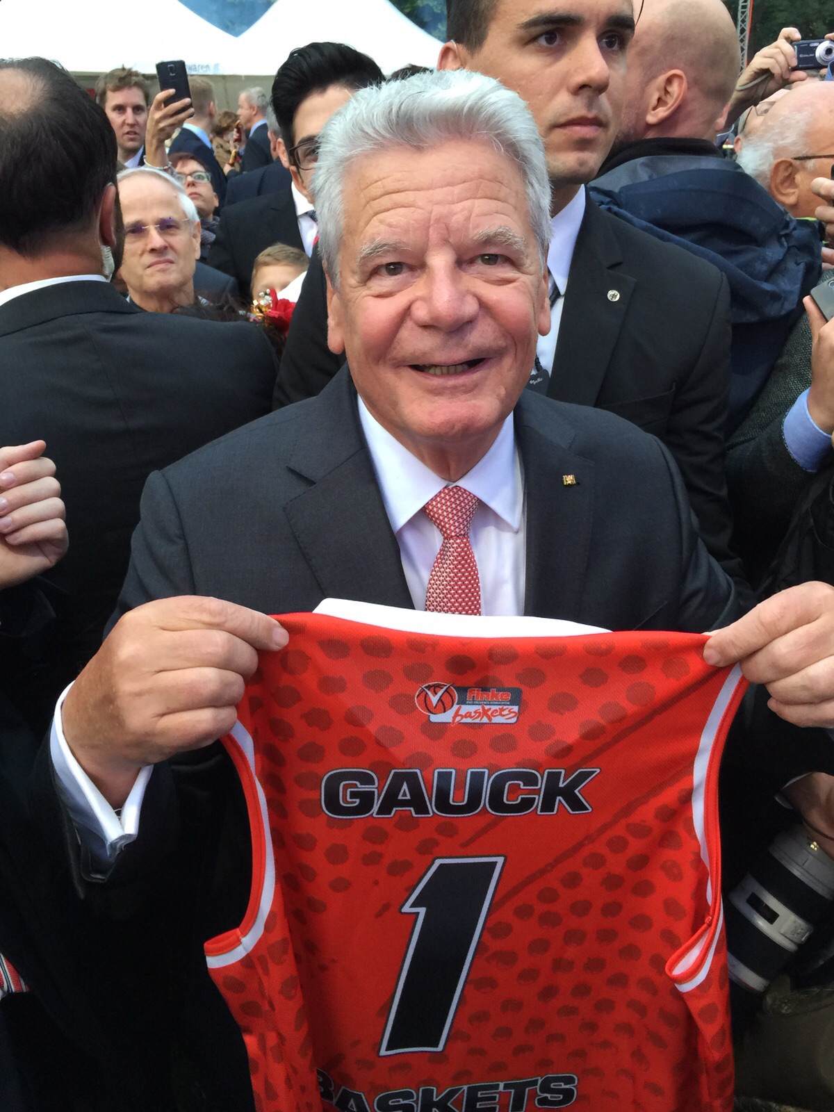 Bundespräsident Joachim Gauck mit seinem finke baskets-Trikot
